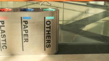 Bir alışveriş merkezinin içindeki çöp bidonları koleksiyonu,