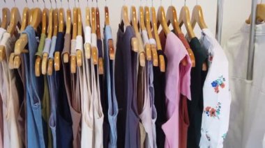 Masadaki giysi yığınını kapat.