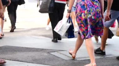 Orchad Yolu 'ndan geçen bir grup insan. ,