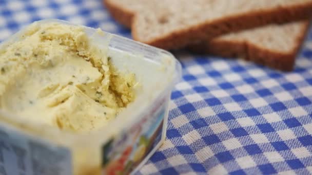Świeże Masło Czosnkowe Plastikowym Pojemniku Stole — Wideo stockowe