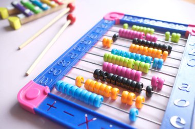  Masadaki matematik öğrenme oyuncağını saymak .