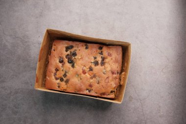 Kesme tahtasında bir dilim meyveli pasta. ,