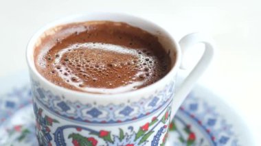 Dışarıdaki masada bir fincan Türk kahvesi. ,