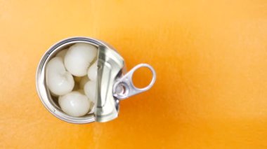 Longans meyveleri teneke kutu renk arka planında ,