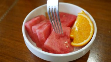 Beyaz arkaplanda bir karpuz dilimini kapat