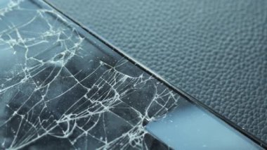 Renk arkaplanındaki bozuk akıllı telefonun üst görünümü.