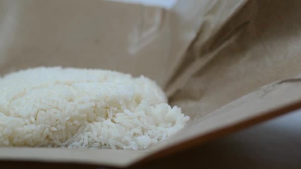 Arroz Blanco Cocido Papel Sobre Mesa — Vídeo de stock