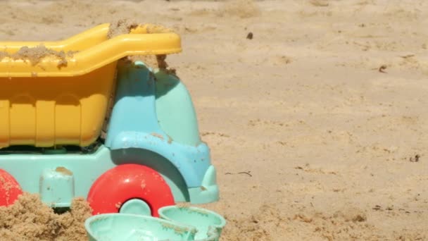 Vícebarevné Plastové Hračky Velké Mořské Písečné Pláži — Stock video