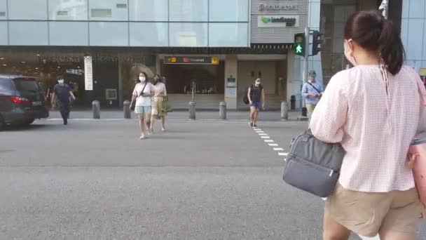 Grupp Människor Promenader Tillsammans Marina Bay — Stockvideo