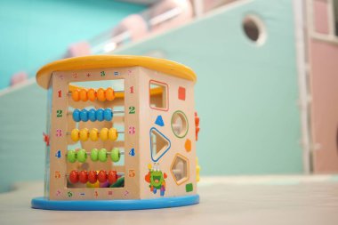  Masadaki matematik öğrenme oyuncağını saymak .