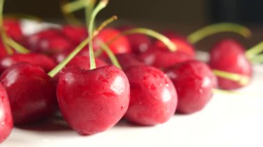Beyaz tepside taze kiraz .