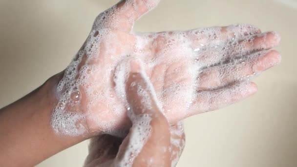 Junger Mann Wäscht Sich Die Hände Mit Warmem Wasser — Stockvideo