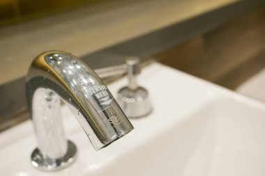  Hazır elektrik musluğu kapatın. ,