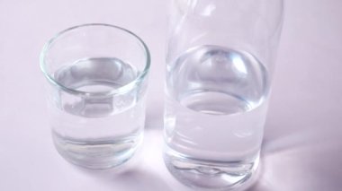 su ve şişe üzerinde tablo ,