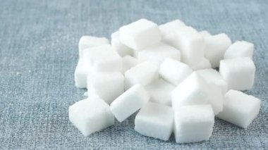 Şeker küpünün masaya düşüşü yavaş çekimde ,
