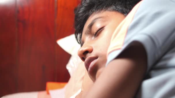 Adolescente Menino Dormindo Cama Foco Seletivo — Vídeo de Stock