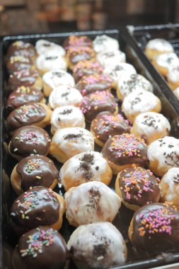 Çikolatalı çörekler yerel mağazada satılık. ,