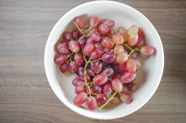 Bir kasede taze üzüm meyvesi 