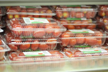 kırmızı arkaplanda küçük domates rengi 