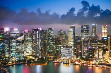  Singapur modern şehir binalarının düşük açılı görüntüsü..