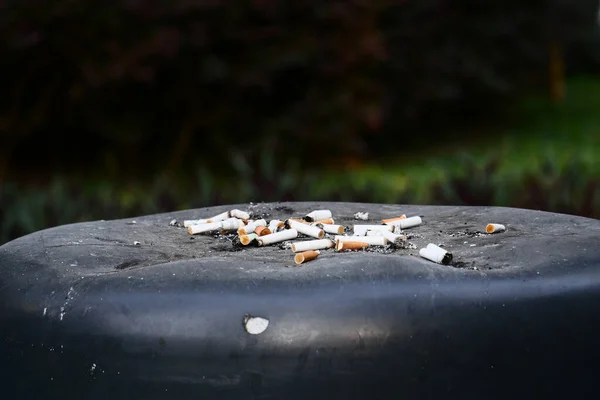 Närbild Brinnande Cigarett Askkoppen — Stockfoto