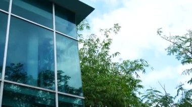 Dhaka şehrindeki modern cam binaların detaylı görüntüleri. .