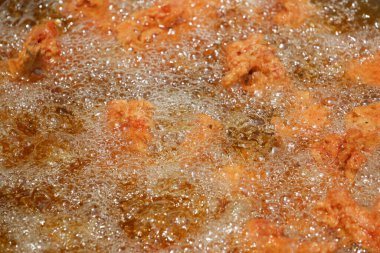  Kızarmış tavuk ve açık havada kızartma. .