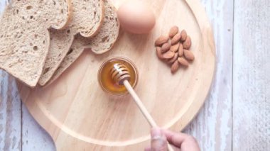 Taze peynir, bal, yumurta ve ekmek. .