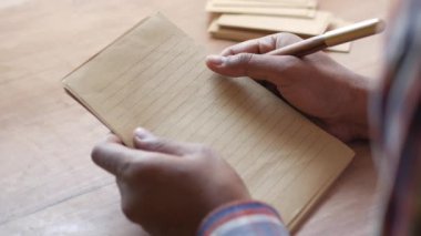 Masadaki boş kağıt üzerindeki erkeklerin üst görünümü .