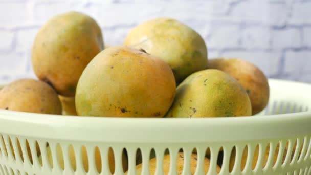 Čerstvé Zelené Mango Misce Stole — Stock video