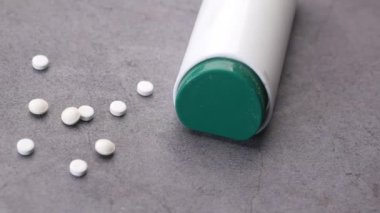 Masadaki yapay tatlandırıcı kabı .