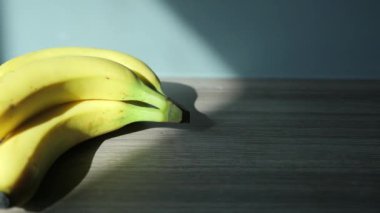 Masadaki bir kasede taze muzu kapat.