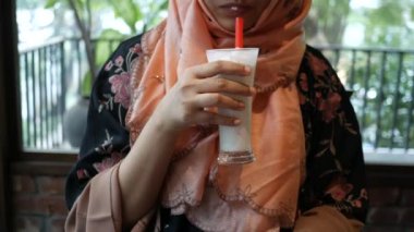 Kafede muzlu milkshake içen genç kadınlar .