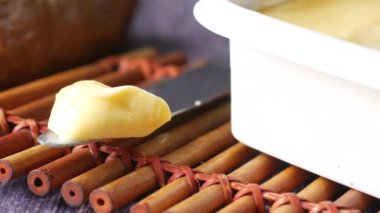 Taze tereyağını bir kabın içine koy. .