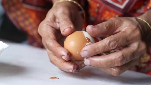 Κορυφαία Άποψη Του Τέλεια Αποφλοιωμένα Βρασμένα Αυγά — Αρχείο Βίντεο