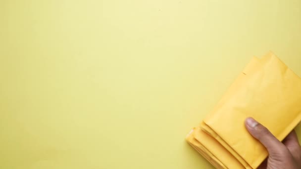 Masanın Üzerinde Sarı Kağıt Bir Zarf Var — Stok video