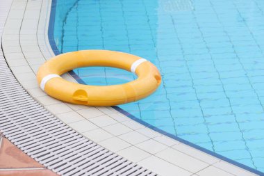 Anket merdivenleri olan boş bir yüzme havuzu.