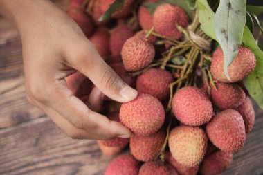 Bir Lychee 'nin derisini yüzmek.