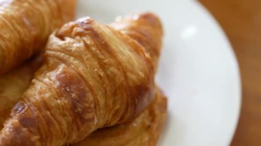 Yeni pişmiş kruvasan ve fotokopi alanı. Yüksek kalite fotoğraf