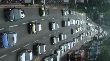 Singapur Meyve Bahçesi yolunda şehir arabaları ,
