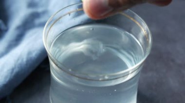 Limon suyunu tazeleyen masa üstü manzaralı. .