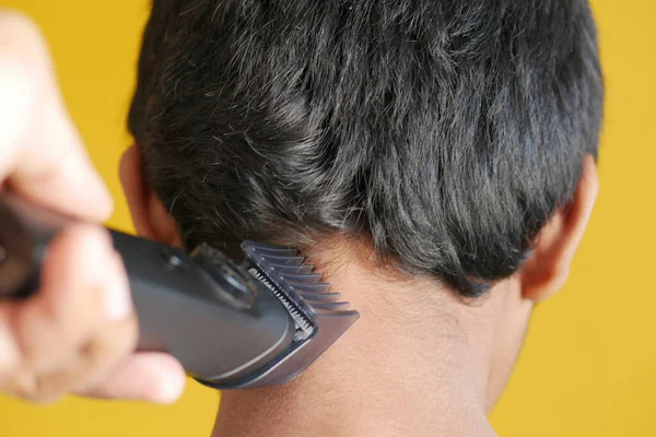 Corte Cabelo Com Cortador Cabelo Fundo Amarelo — Fotografia de Stock