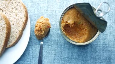 Ahşap masada konserve ton balığı.