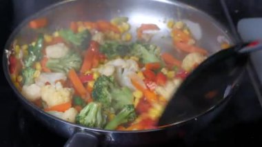 Tavada taze sebze pişirmek, üst manzara. ,