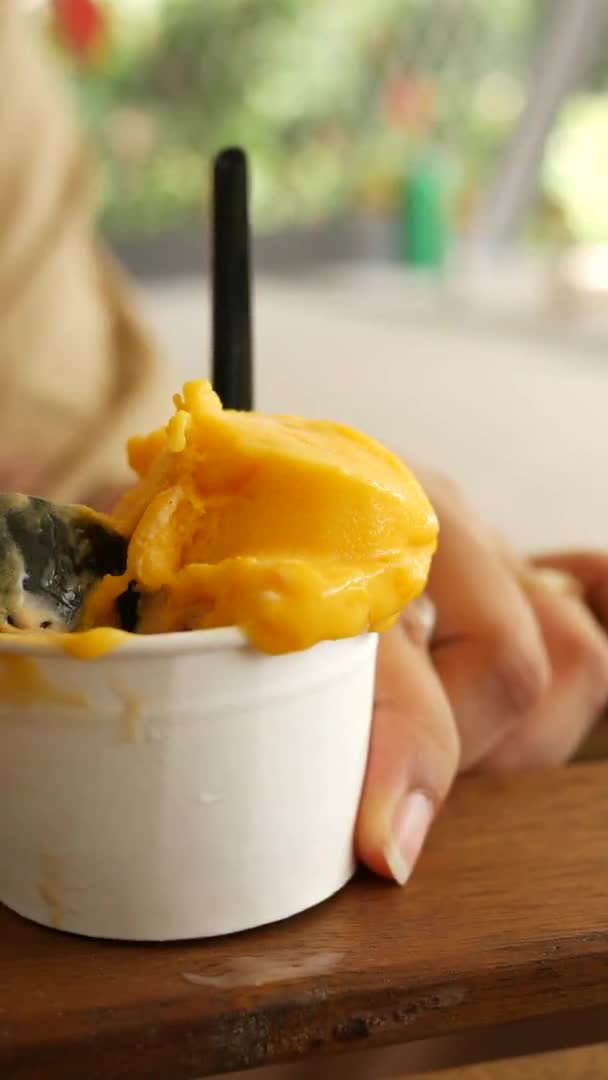 Mulheres Jovens Comendo Sorvete Sabor Manga — Vídeo de Stock