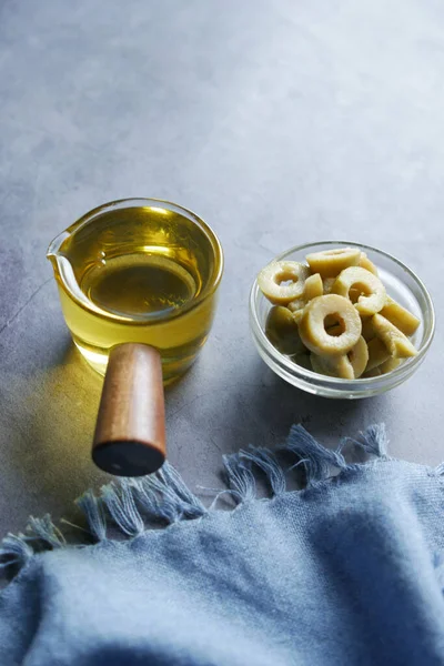 Botol Minyak Zaitun Dan Zaitun Segar Dalam Wadah Atas Meja — Stok Foto