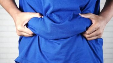 Erkeklerin el ele tutuşması aşırı göbek yağları, aşırı kilolu kavramlar.