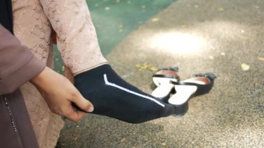 Kadınlara yakın dur ve yaralanma anında el masajı yap.