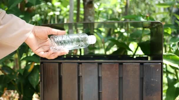 Женщины Руки Бросают Пустую Пластиковую Бутылку Воды Мусор Мусорное Ведро — стоковое видео