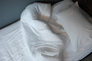 Sabahın köründe dağınık yatak, uyandıktan sonra dağınık yatak. .